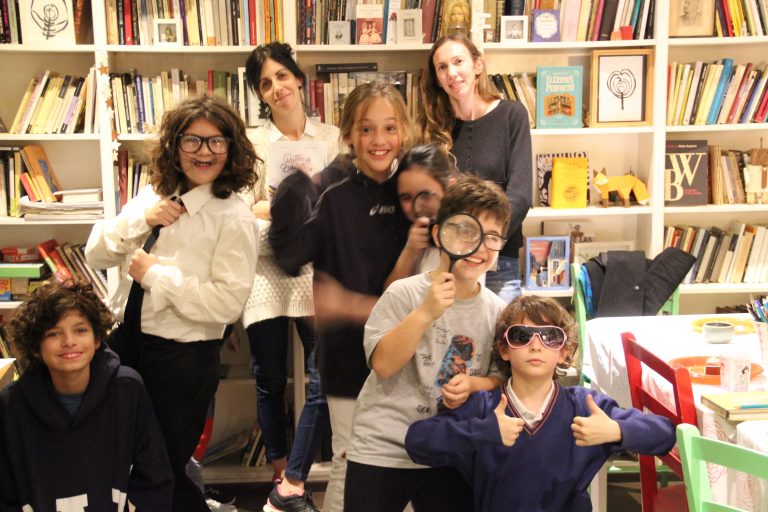 Detrás de los libros